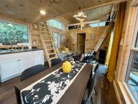 Whispering Woods - Modern Cabin with Hot Tub and Forest Views - B&B Stanton