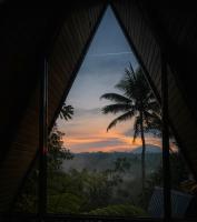 Delta Casa Ubud - A-Frame Villa with Volcano Views & Hot Tub - B&B Gianyar