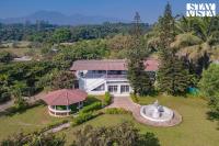 StayVista at White Nook with Lawn & Bonfire - Bed and Breakfast Alibag