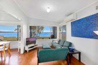 Lakes Edge Cottage Pet Friendly Waterfront Escape - B&B Budgee