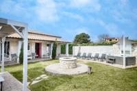 Villa Estia with Outdoor Hot Tub - Next to the Beach - Chambres d'hôtes Ágios Geórgios