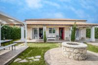 Villa Estia with Outdoor Hot Tub by Konnect - Next to the Beach - Bed and Breakfast Ágios Geórgios