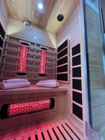 Hunters Hideaway Lodge - Private Hot Tub - Infrared Sauna - Dog Friendly - B&B Warminster