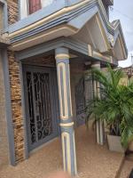 Appartement spacieux et meublé Lomé Togo 4 min de l'aéroport Wifi et Espace aéré gratuit Eau chaude Compteur Electrique personnalisé Gaz butane disponibles dont chargement à charge du voyageur - Ferienwohnung Lomé