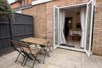 Midsummer Cottage - 2BR, Heart of Town, Patio, Parking, Sleeps 4 - Chambres d'hôtes Stratford-upon-Avon