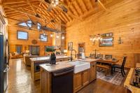 Luxury Chalet with Private Suite Secluded and HotTub - B&B Cosby