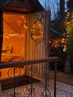 Bridie -rose rural shepherd hut , sleeps 4 with wood fuel hot tub - B&B Kington
