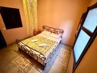 Habitación con cama extragrande.