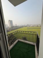 Stay Above the City Studio with Dual Balconies - Bed and Breakfast Noida