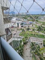 2 qrts c suíte, ar condicionado, piscina infantil e adulto, sala com ventilador de teto, parquinho, estacionamento privativo, portaria 24hrs, self checkin, indicado pra família c crianças, casais e hóspedes a trabalho - B&B Rio de Janeiro