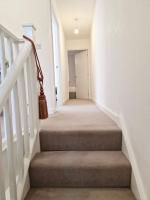The Cozy Stopover 3 bedroom house with free Parking - Bed and Breakfast Copthorne
