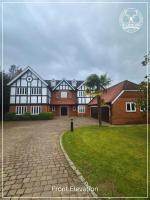 Luxury 6 Bed Mansion with Cinema, Gardens & Gated Estate - Chambres d'hôtes Gerrards Cross