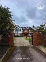 Luxury 6 Bed Mansion with Cinema, Gardens & Gated Estate - Chambres d'hôtes Gerrards Cross