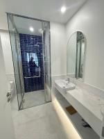 Zimmer mit Kingsize-Bett und Balkon