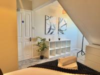 Six Bedroom Home Near Town and Beach - Three Bathrooms - Outbuilding with Pool Table - Chambres d'hôtes Bournemouth