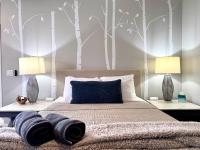 Set on peaceful 5 acres, 5 min from town, Private Building, Level 2 EV Charger - Ferienwohnung Bloomington