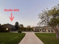 Set on peaceful 5 acres, 5 min from town, Private Building, Level 2 EV Charger - Ferienwohnung Bloomington