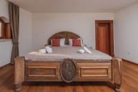 Two-Bedroom Apartment with Shared Balcony and Sea View