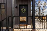 Modern Cabin Retreat w Hot Tub Sauna & Fire Pit - B&B Great Cacapon