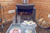 Scandi Cabin in Heart of Anglesey with Parking - B&B Llanfairpwllgwyngyllgogerychwyrndrobwllllantysiliogogogoch
