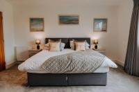 A Spacious Countryside Retreat for up to 16 Guests - B&B Llanarthne