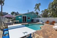 Turtle Tracks - 1 Block to Beach! Pool by Anna Maria Life Vacation Rentals - B&B Holmes Beach