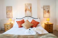 Mumbles Beachfront Escape cottage like 3BR with stone wall shower & Sea Views from the Hill - Chambres d'hôtes Mumbles