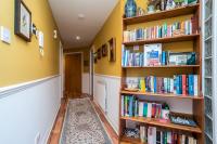 Charming 2BR w Balcony & Free Parking - Pass the Keys - B&B Edimburgo