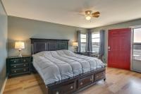 King-Bed Lake Ozark Basecamp for Shootout Weekend - B&B Lake Ozark