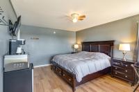 King-Bed Lake Ozark Basecamp for Shootout Weekend - B&B Lake Ozark