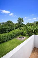 Zimmer mit Kingsize-Bett und Balkon