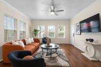 Modern Montrose Retreat With King Bed Pool Table - B&B Houston
