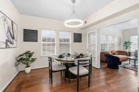 Modern Montrose Retreat With King Bed Pool Table - B&B Houston