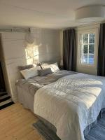 Cozy cottage with terrace, garden & nature - B&B Kvicksund