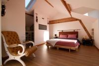 Habitación con cama grande y vistas al jardín
