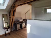 Habitación con cama grande y vistas al jardín
