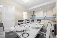 2 BR Home in Manchester - B&B Middleton