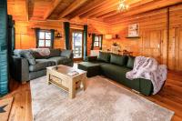 #67 Private Hot Tub Reindeer Lodge retreat - Sleeps 6 - Perfect for Contractors and Families - Free Parking - Chambres d'hôtes Colton