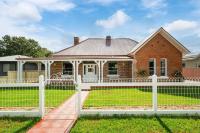 Bathurst Lodge - Historic Modern Retreat with Alfresco - Bed and Breakfast Mudgee