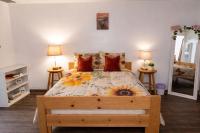 Beautiful Stay Near Downtown in Oleander Sunset - B&B Bakersfield