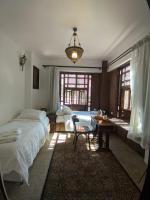 Private Room with Mashrabiya Windows in Historic Mamluk Palace - Bayt Yakan, Old Cairo - B&B Il Cairo