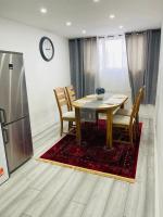 Elegant home near HeathrowAirport fast city access free parking and WiFi - B&B Northolt