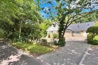 5 Bedroom Family House Nr Sandbanks 10-12 guests - Chambres d'hôtes Corfe Mullen