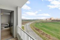 Slnečnice 1-Bedroom Apartment on Floor 6 with Parking by SkyViews - Chambres d'hôtes Janíkov