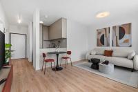 Slnečnice 1-Bedroom Apartment on Floor 6 with Parking by SkyViews - Chambres d'hôtes Janíkov
