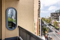 Spacious CBD Suite with Pool & Gym - Walk to Opera House - B&B Sydney