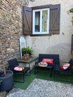 Maison rénovée , 4 chambres, terrasse conviviale, au centre commerces à pied - B&B Monein