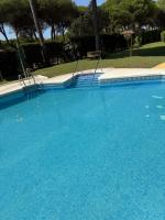 Charming Pet-Friendly Beach Apartment with Private Garden & Pool Access - B&B Sitio de Calahonda
