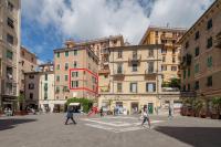 "Vicolo Apartment" is on two floors, in the Pedestrian City Centre area, has a rare Free Private Garage 600 mt away, 1 AC Master BDR, 1 Single BDR, AC Sitting Room with Sofabed for two people, 3 BTH, easy to train and ferries, city life - Chambres d'hôtes La Spezia
