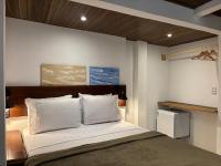 One-Bedroom Loft Apartment with One Queen Bed